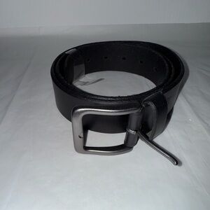 Levi’s Men’s Casual Leather Belt. New. Black with Brushed Silver Buckle.